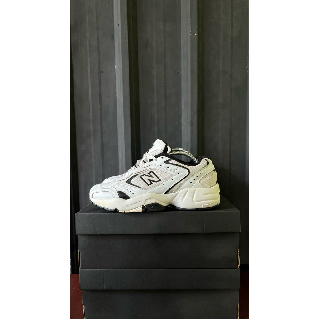 Nb 452 white black