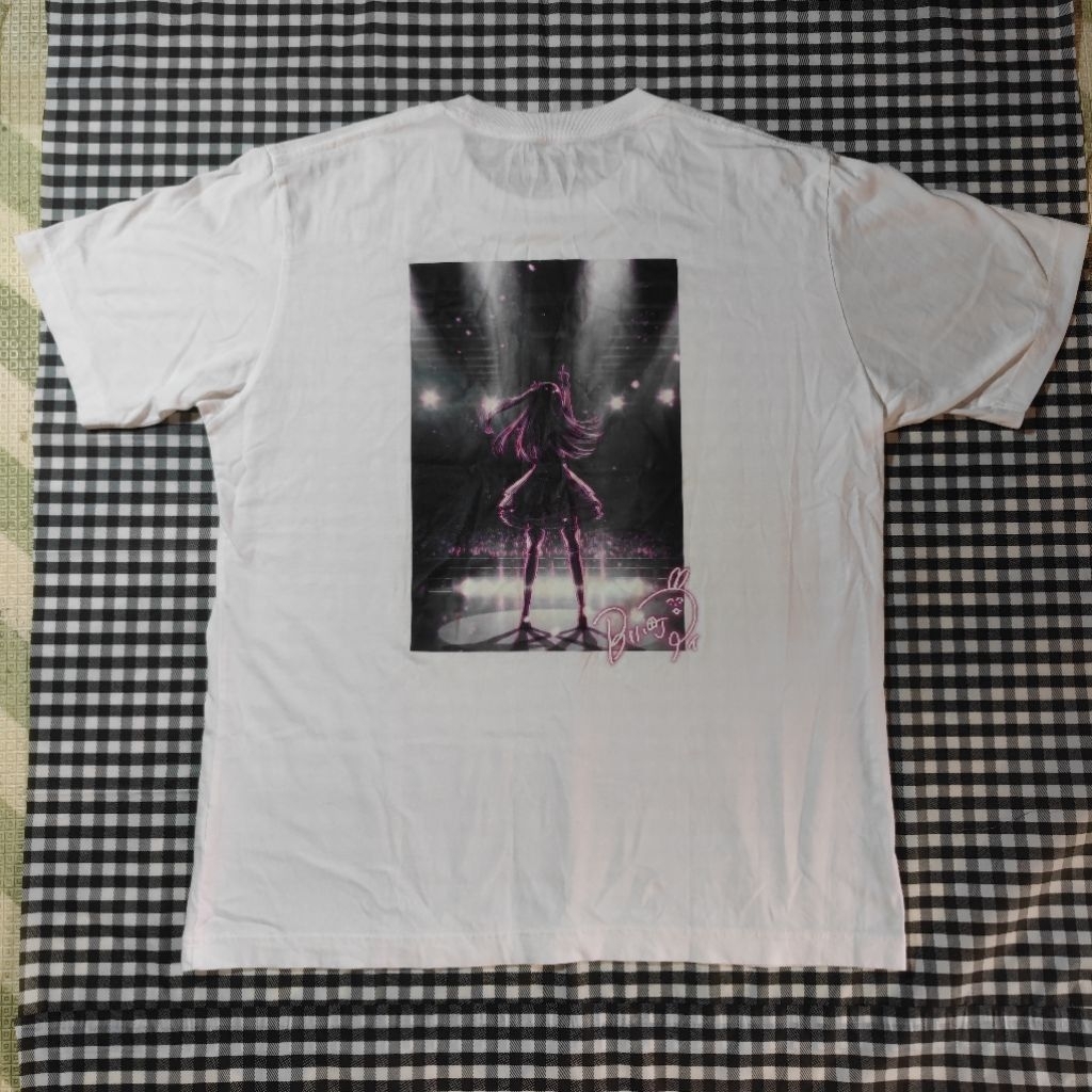 Kaos ut uniqlo collab oshi no ko
