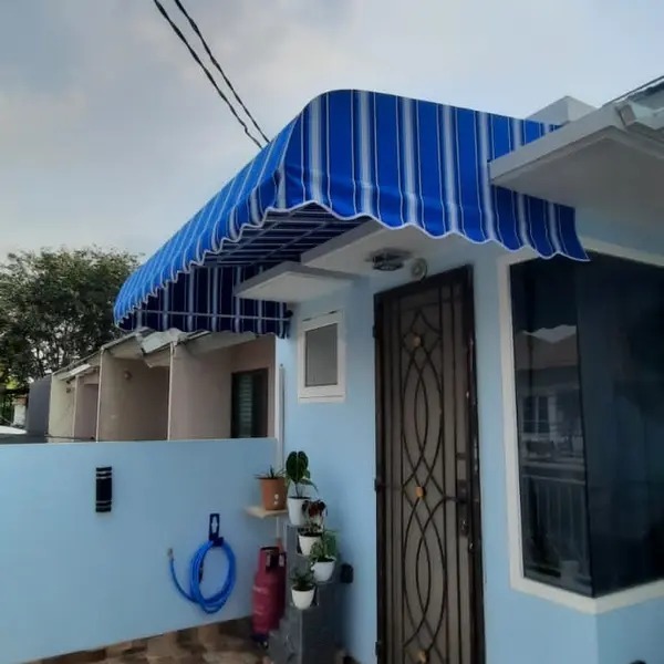 Kanopi Awning warna belang putih biru Custom untuk Rumah – Gratis Survei & Pasang