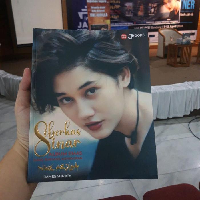original SEBERKAS SINAR album emas sang bintang kehidupan NIKE ARDILLA