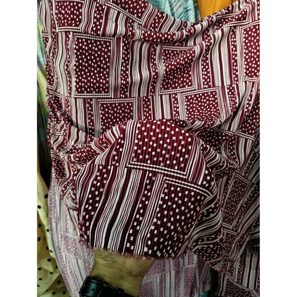 kain satin frisket motif abstrak warna marun / kain satin frisket / kain satin terlaris
