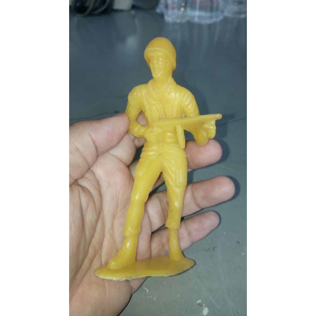 figure mainan tentara army jadul warna kuning