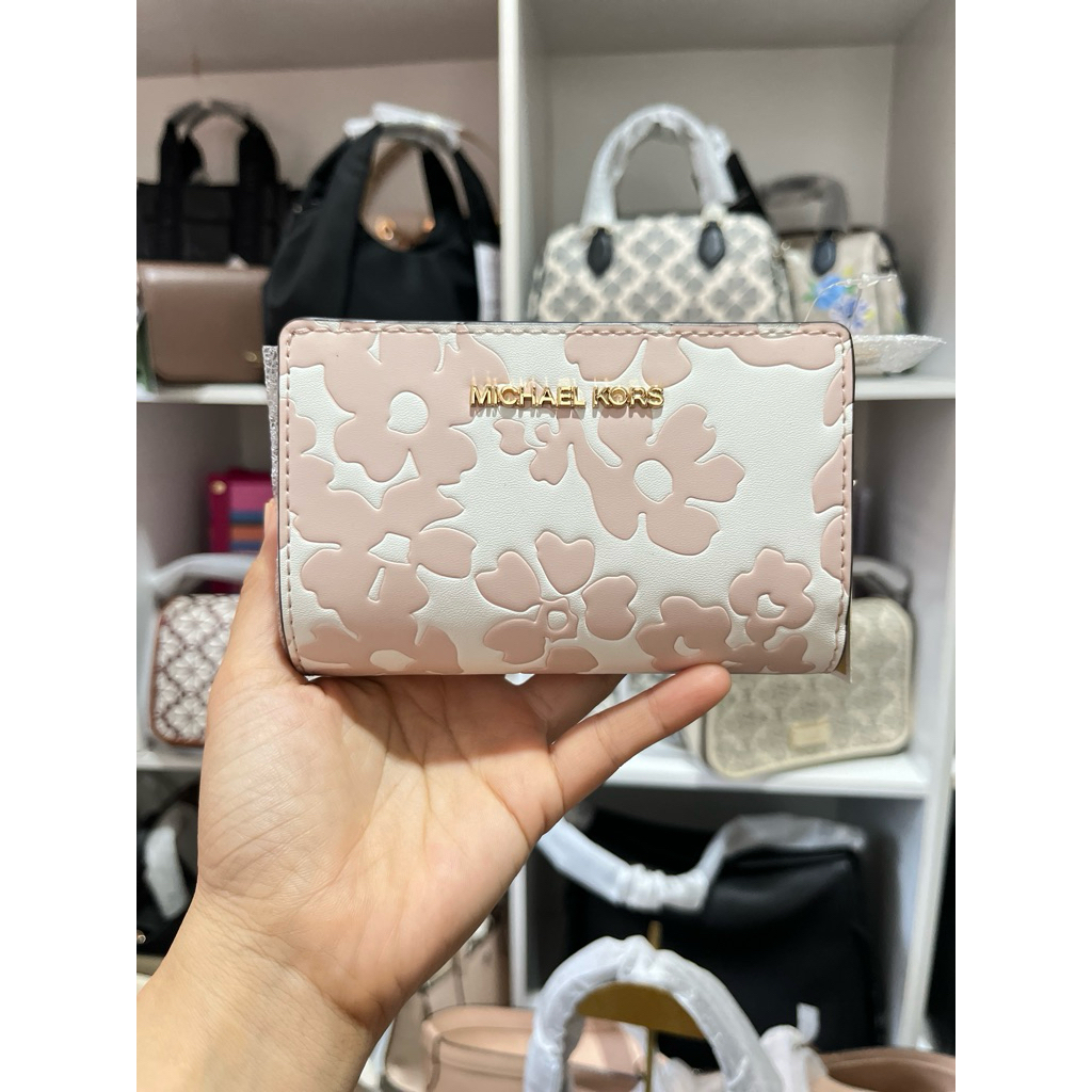 Dompet wanita mk jet set Around medium wallet