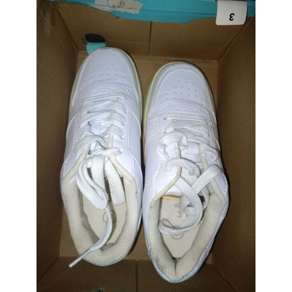 preloved sepatu / sneakers white putih la gear