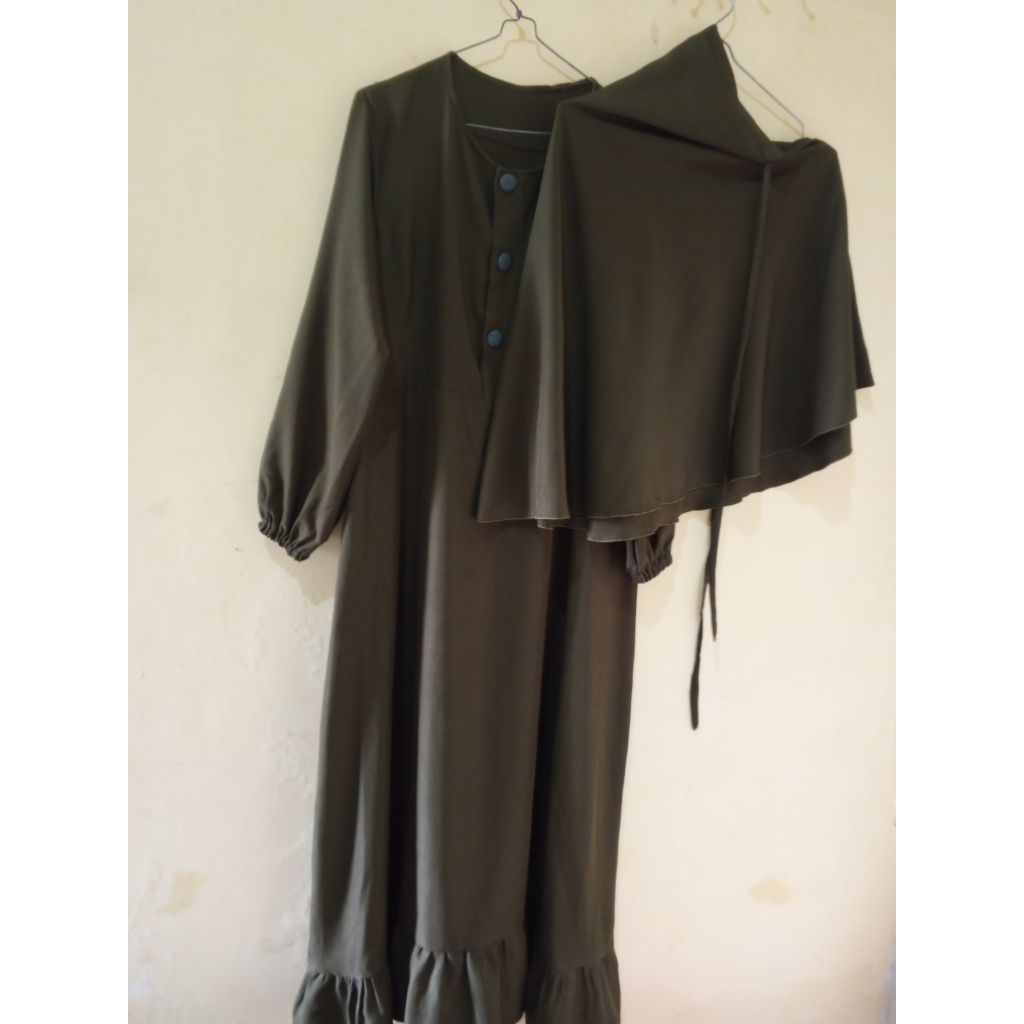 gamis dan jilbab warna hijau tua