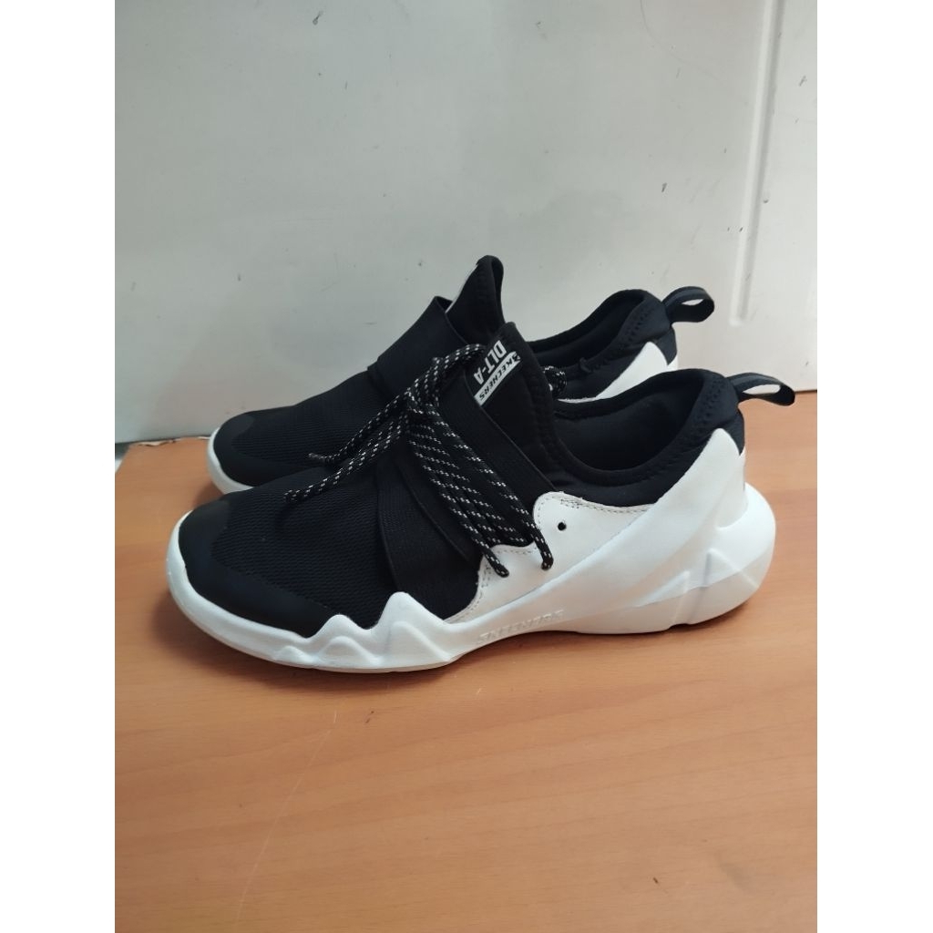 Sepatu Running Sneakers Skechers DLT-A Size 38