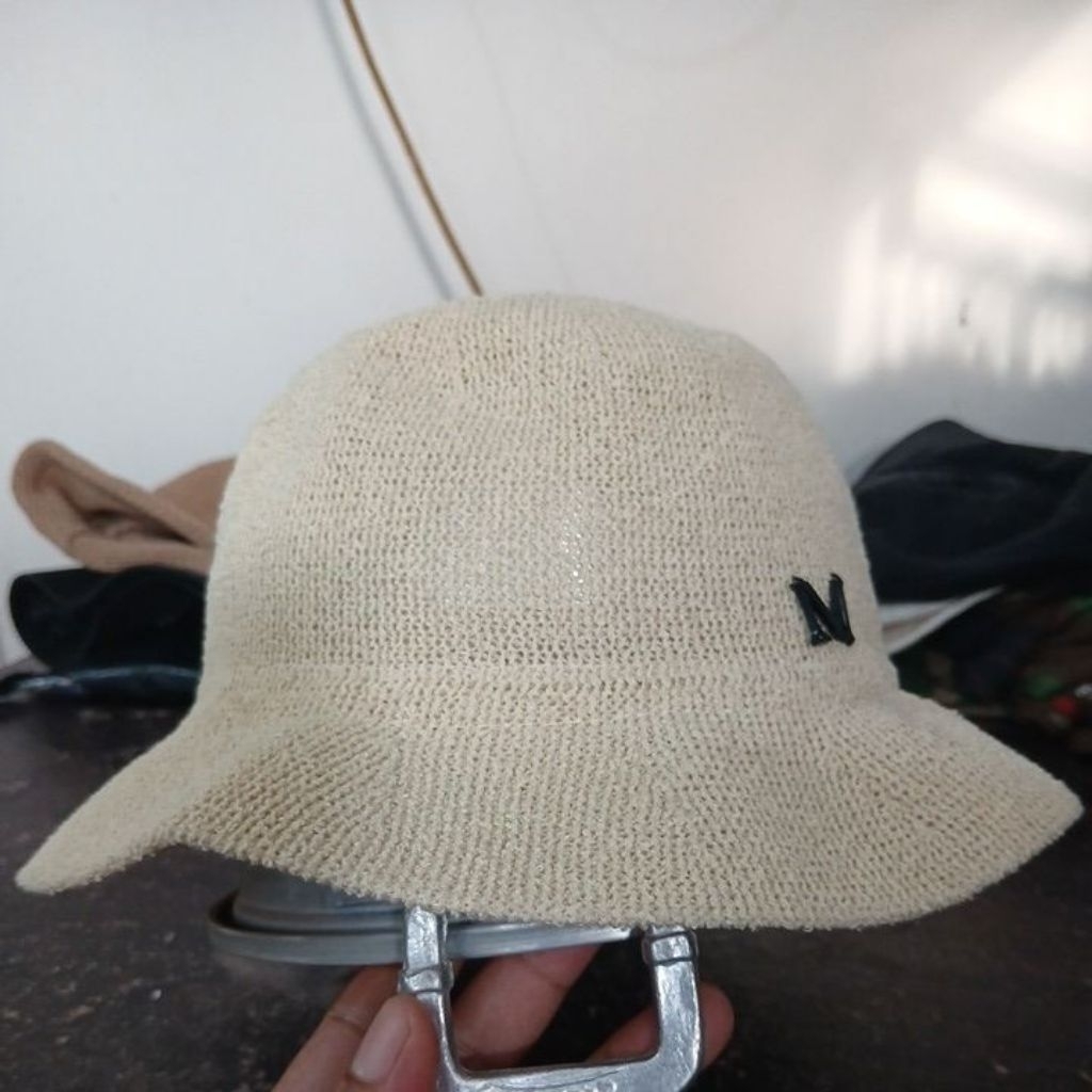 Topi bucket hat bahan rajut tebal warna cream muda M second Original built up size S-M lingkar 56-57