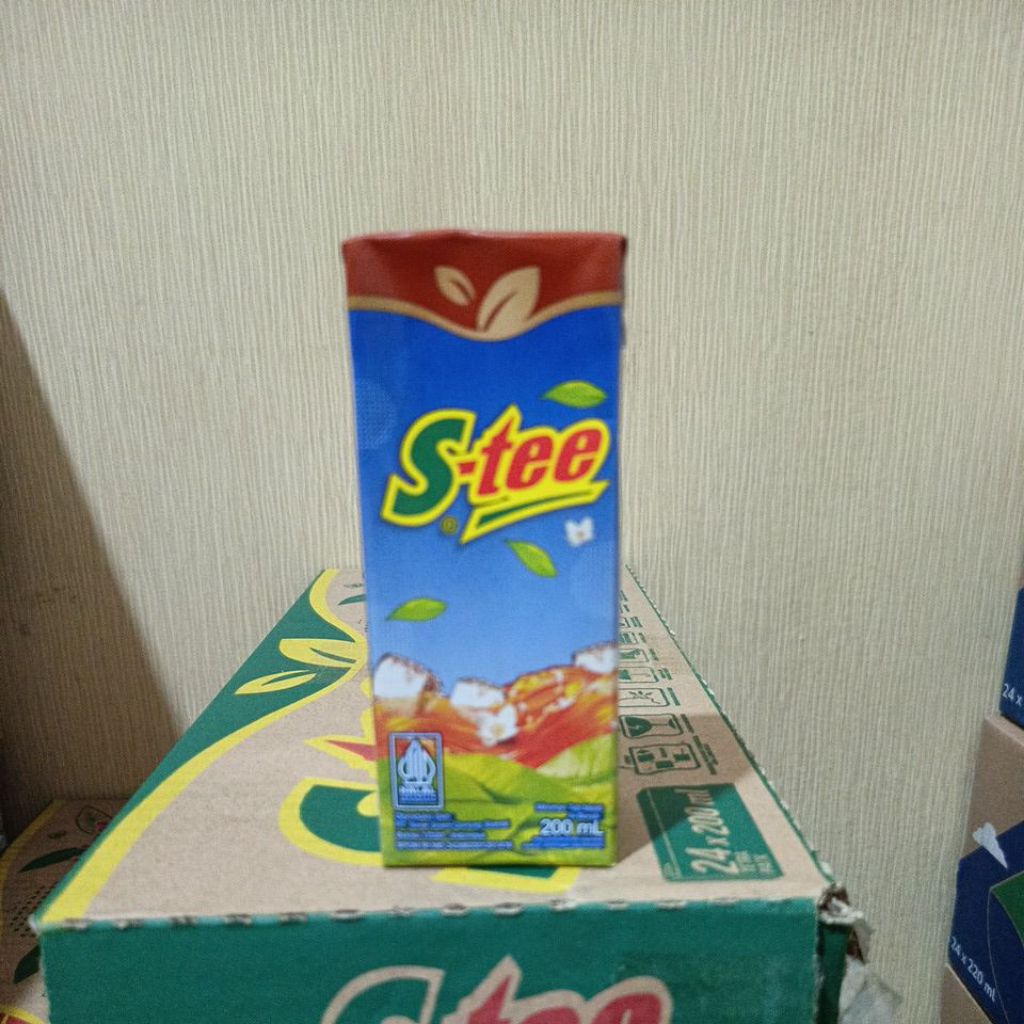 S-tee Minuman Teh dalam kotak dari Sosro, 1 karton isi 24 pak (kotak), 1 kotak ukuran200 ml. -  Stee