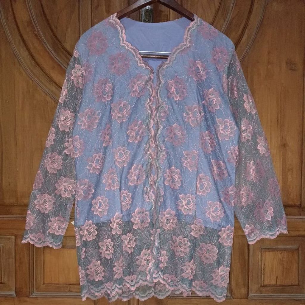 PRELOVED Kebaya Modern Slimfit Lengan Panjang Brokat Wanita Lilac Pink Bigsize LD 116 (reject)