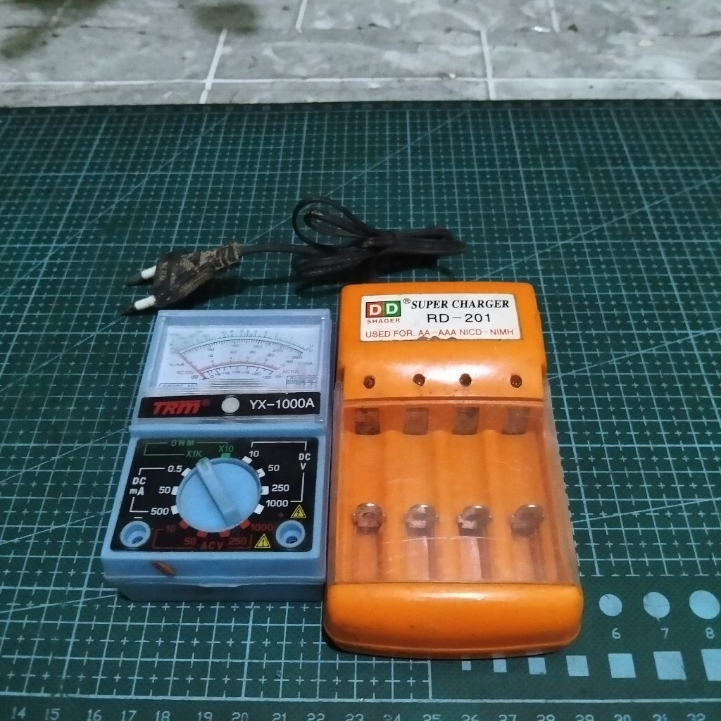 Jual Multimeter Analog YX-1000A + Charger Baterai AA/AAA RD-201 Bekas