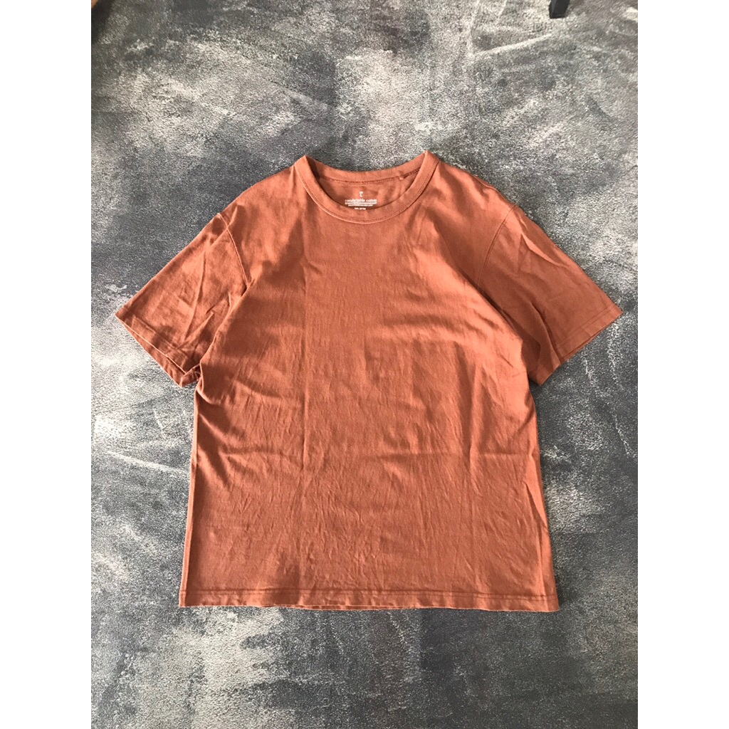 KAOS GU UNIQLO CREWNECKSHIRT SECOND