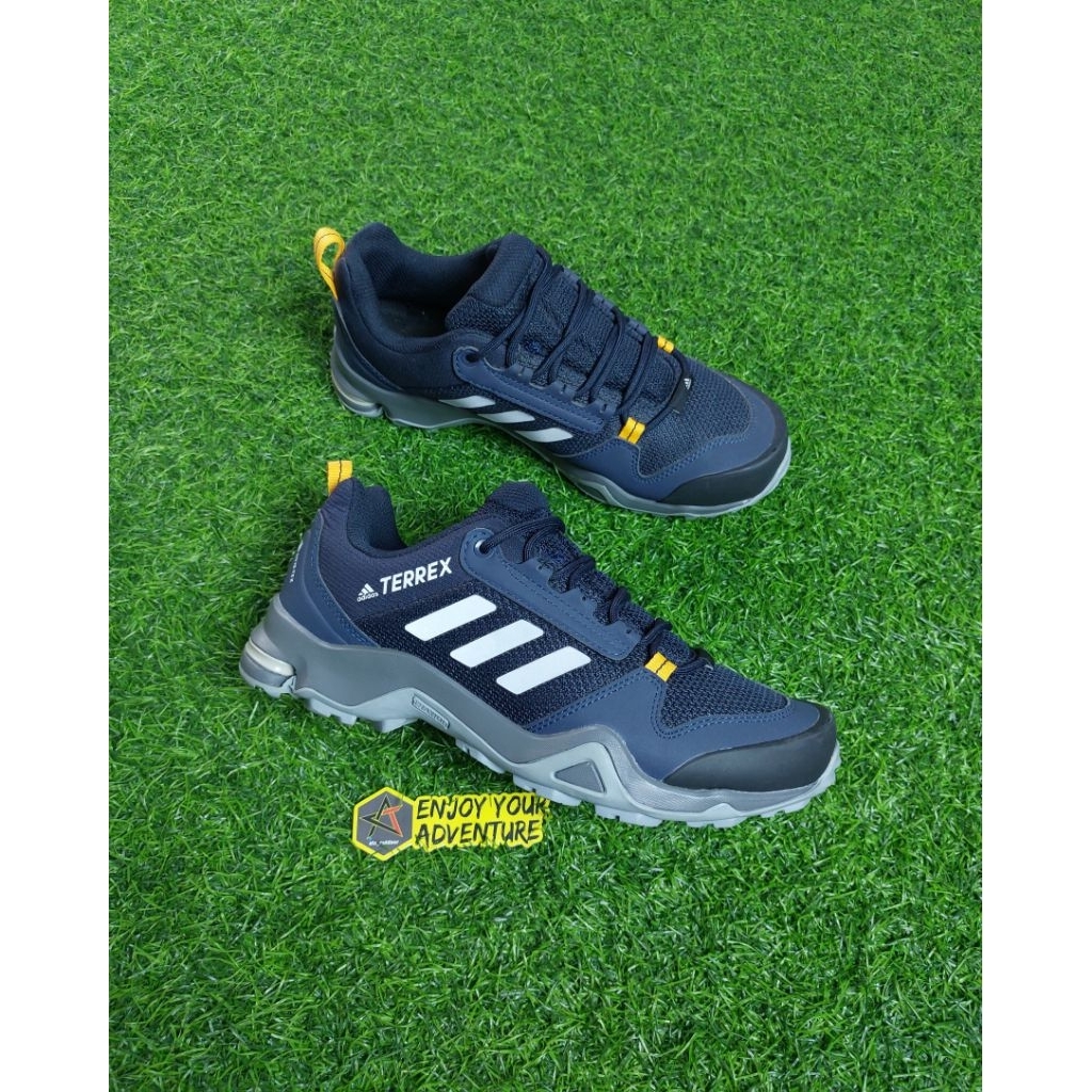 sepatu gunung trekking adidas size 42