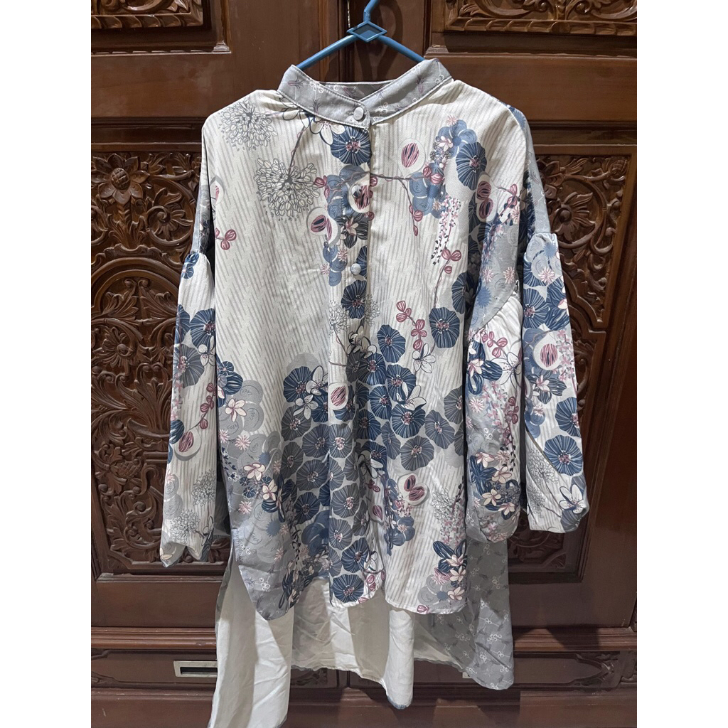Preloved blouse wearing klamby