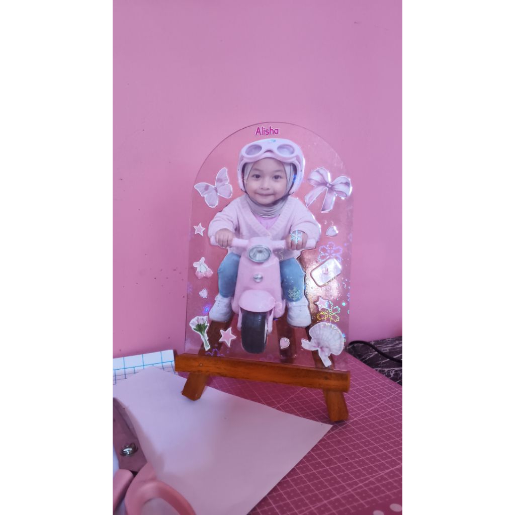 frame foto akrilik stand kayu