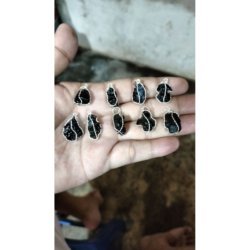 Liontin Batu Satam Belitung. urutan dari kiri atas no 1-4, kiri bawah 5-9
