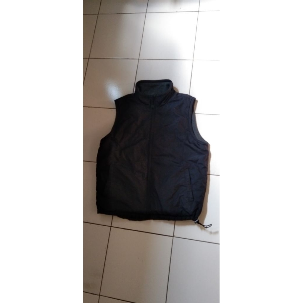 Rompi UNIQLO hitam tebal - Vest rompi second original