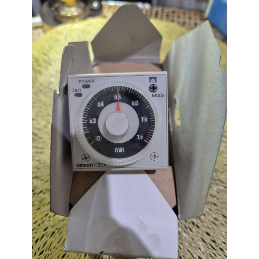 TIMER OMRON TYPE H3CR-A 5a 250vac 24vdc/ac 50/60Hz KAKI 11(PIN 11)