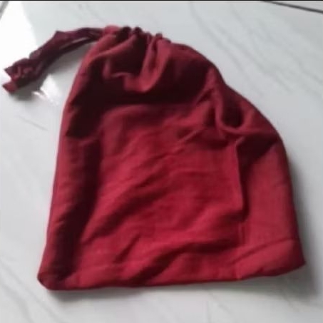 kantong kain serut serba guna warna merah merona.