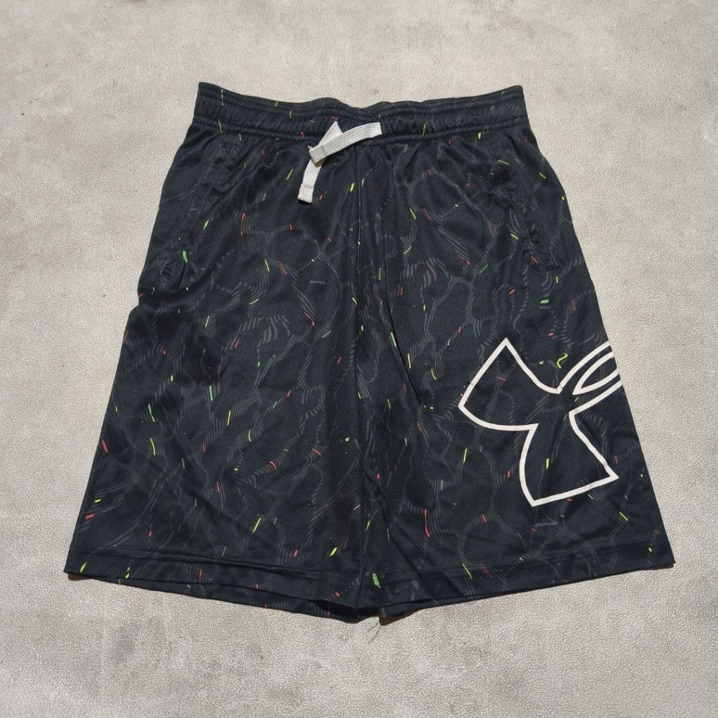 Celana pendek pria olahraga under armour motif