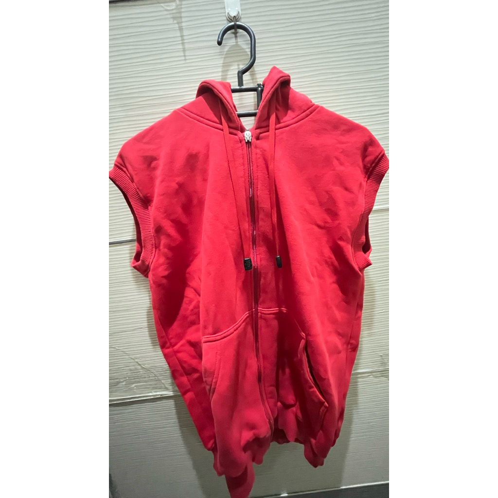 [ PRELOVED ] JACKET HOODIE SLEEVELESS TIDAK ADA LENGAN WARNA MERAH