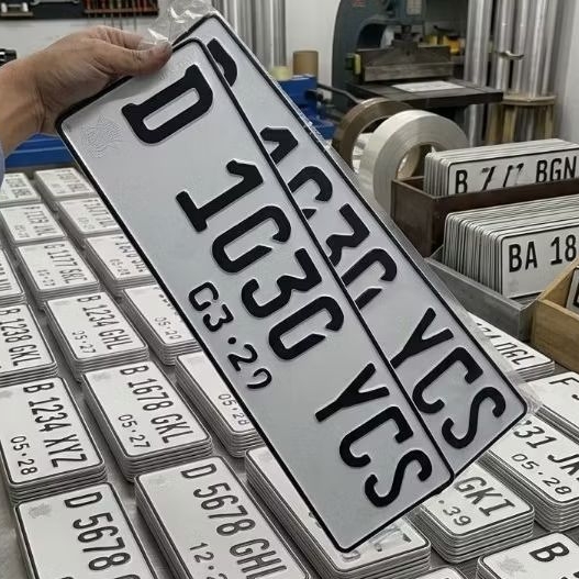 PLAT MOBIL PUTIH/HITAM/LISTRIK FONT TERBARU SEPASANG 2PCS