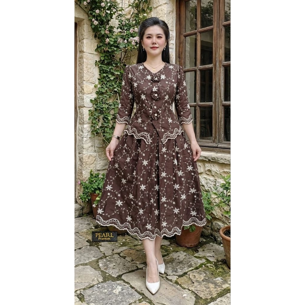Setelan Rok Mewah asli PEARLBahan Katun Bordir ya
Lapis Katun full atas bawah
Blus kancing depan