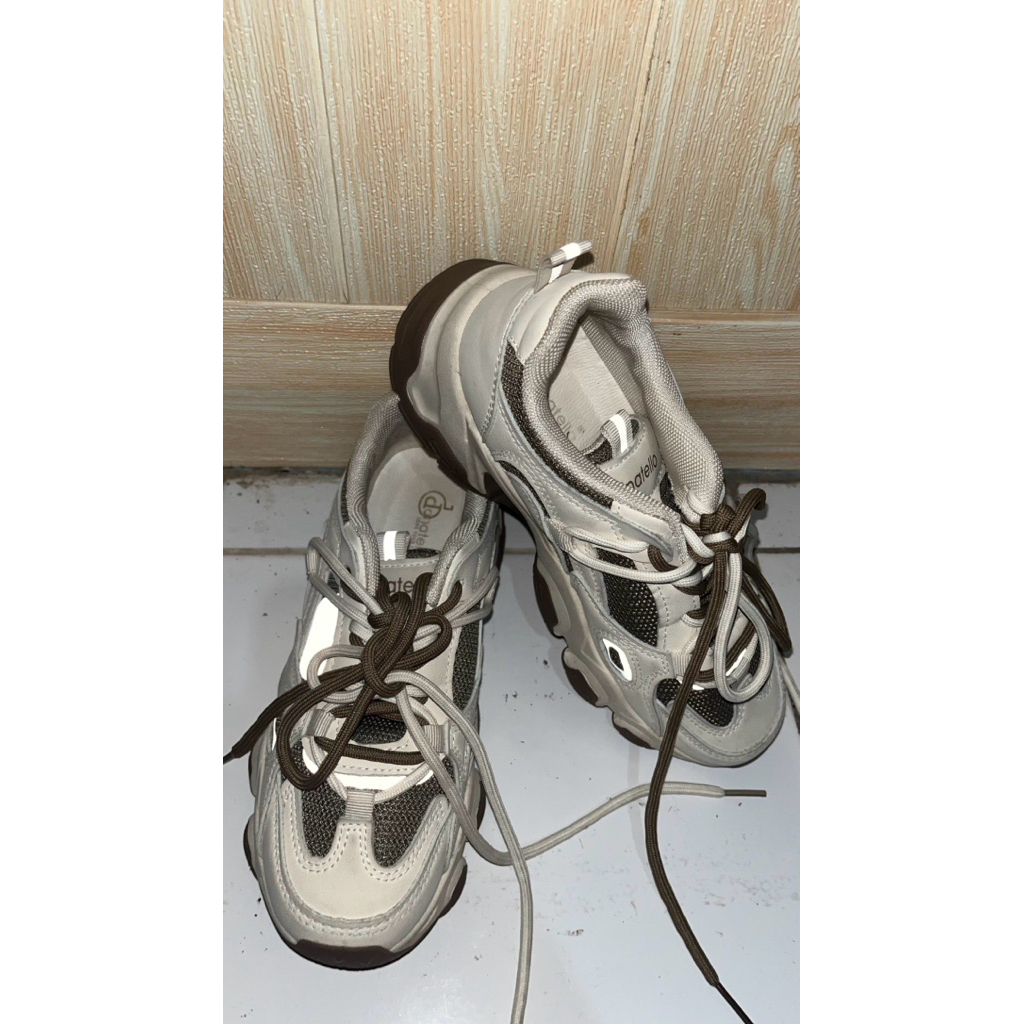 Preloved - Sepatu Sneakers Wanita Donatello
