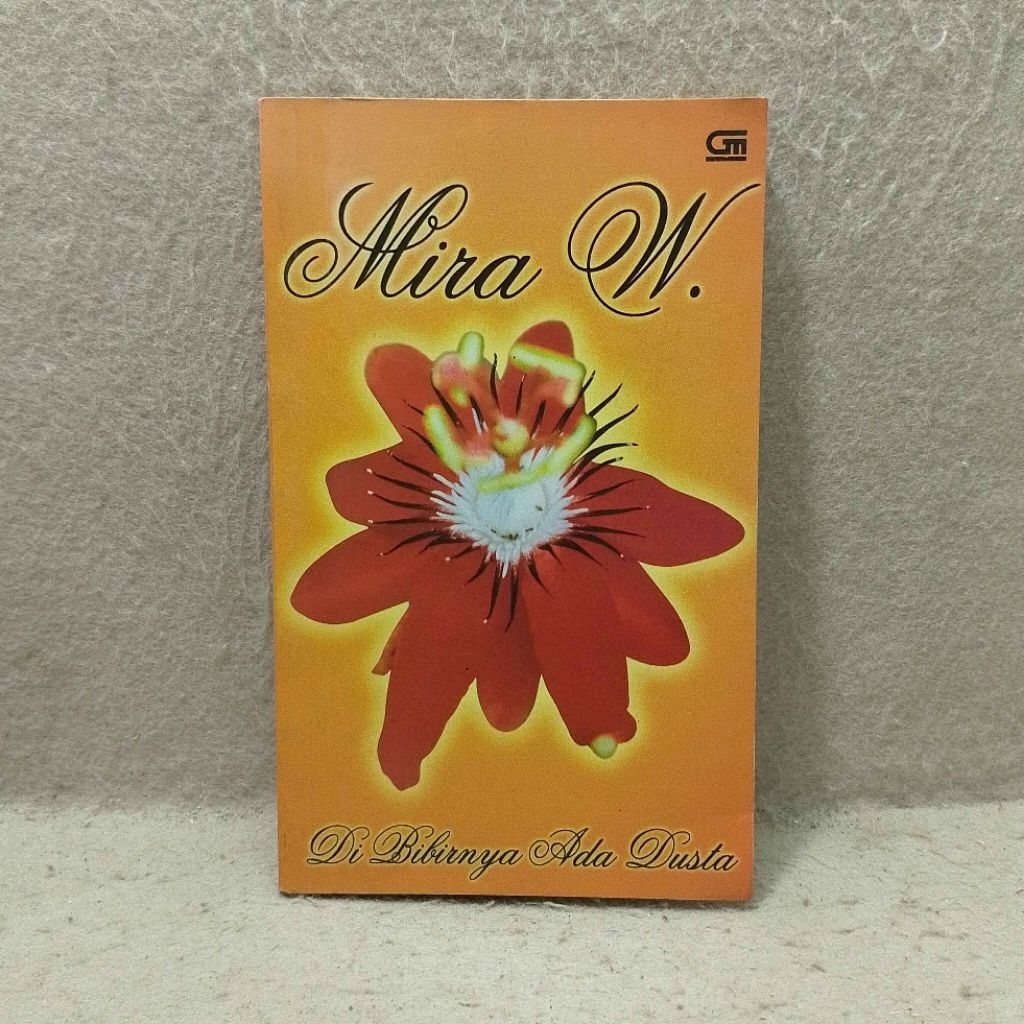 Buku Novel Di Bibirnya Ada Dusta - Mira W