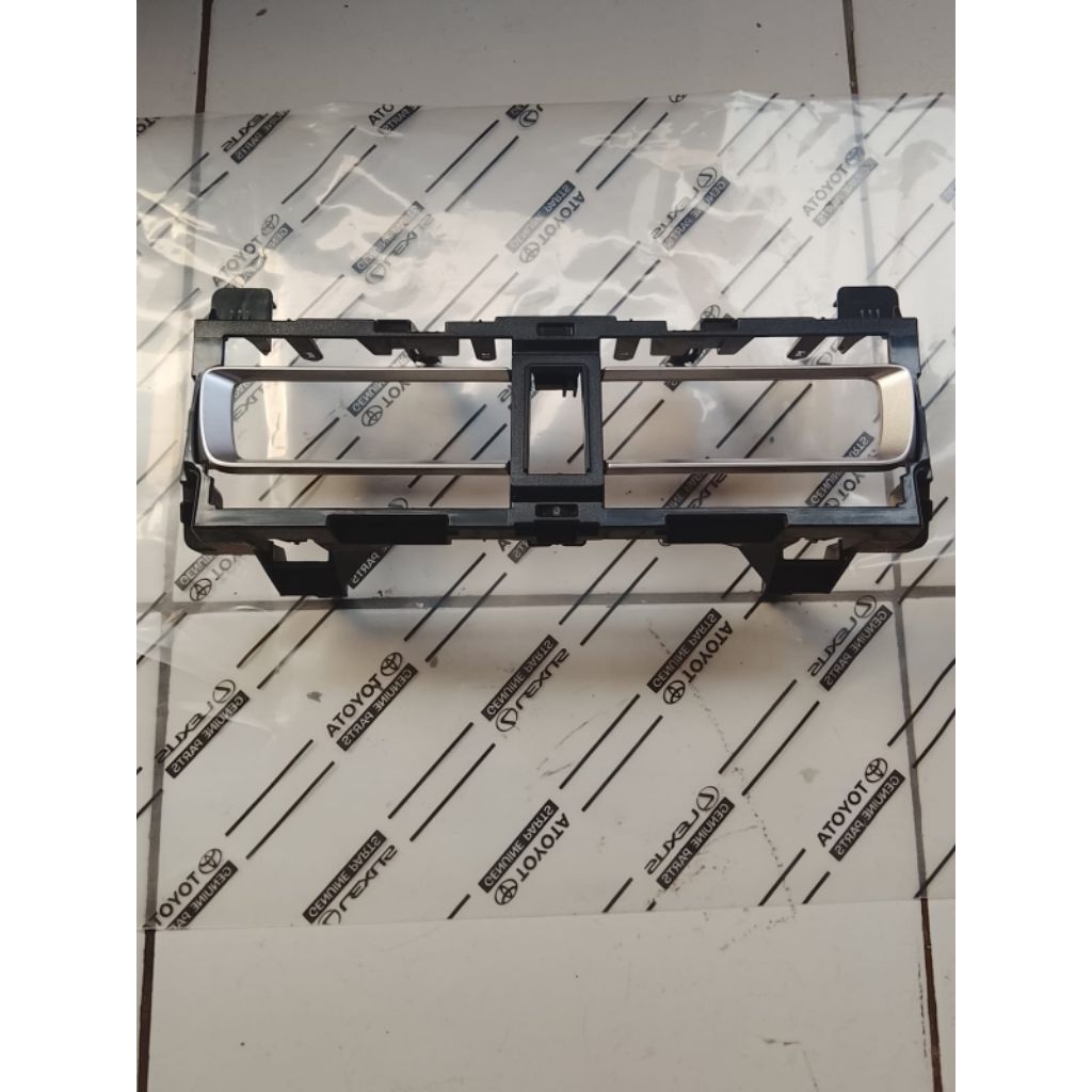 Frame panel Kisi AC dasbor tengah Toyota Innova Zenix Original