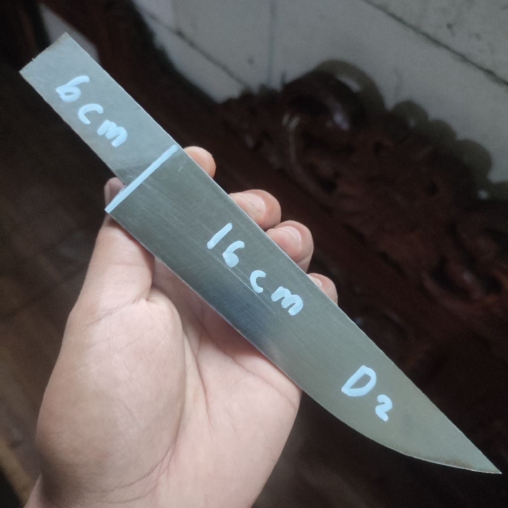 potongan baja D2 berbentuk pisau