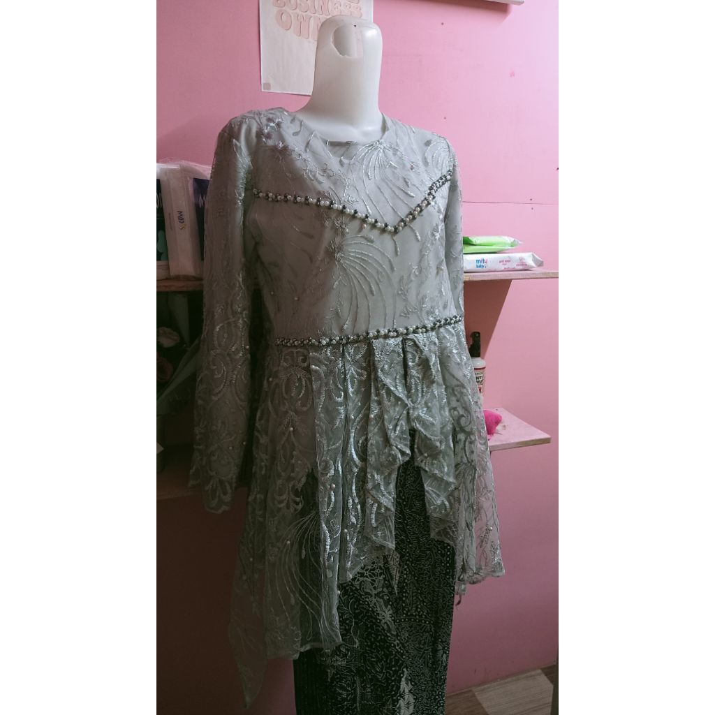 kebaya abu-abu