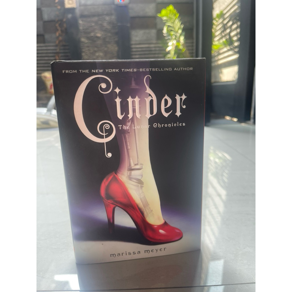 Cinder HC Novel (The Lunar Chronicles)