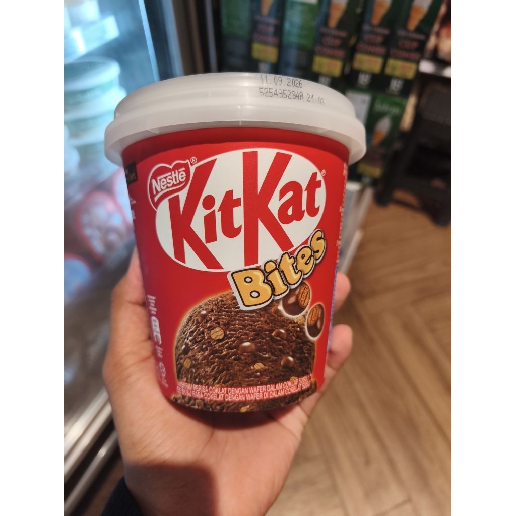 Es krim Nestle Kitkat Bites  coklat dengan wafer coklat susu 750 ML