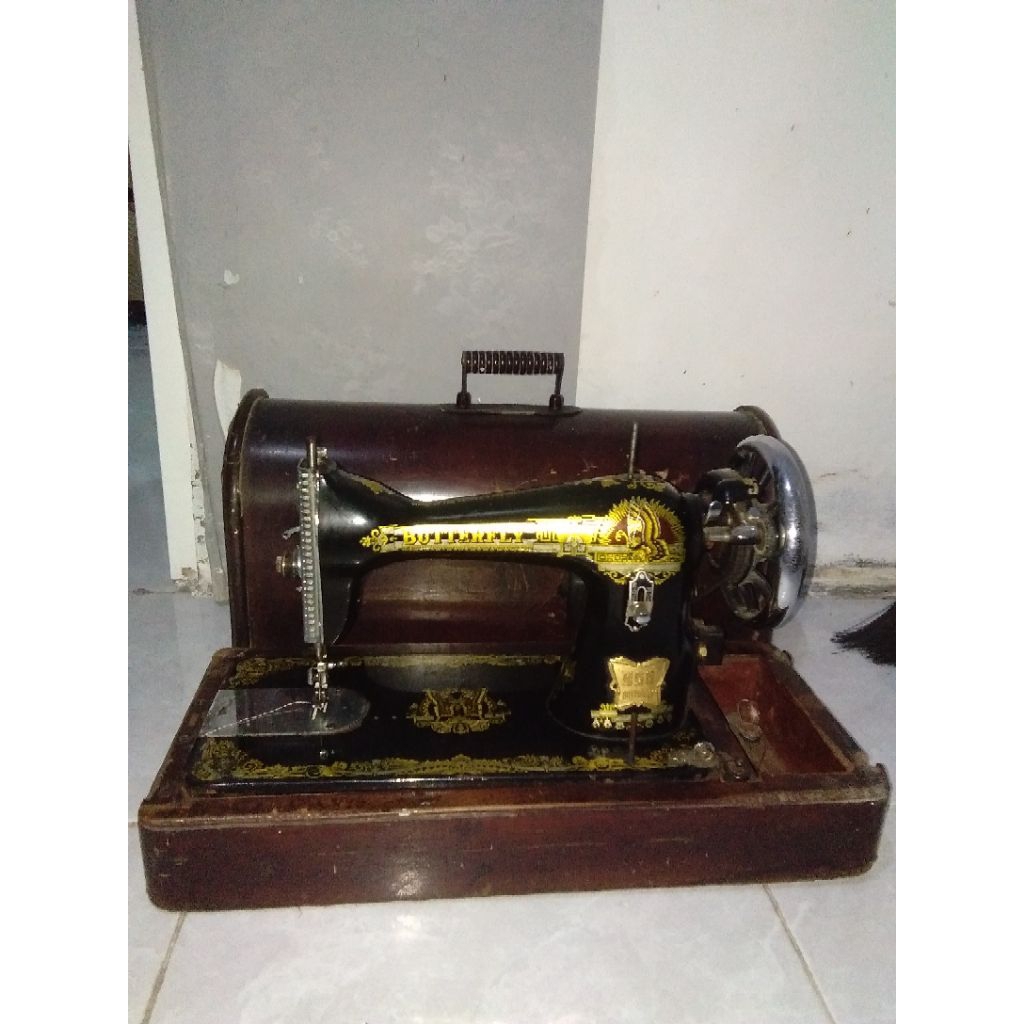 mesin jahit hitam kuno
