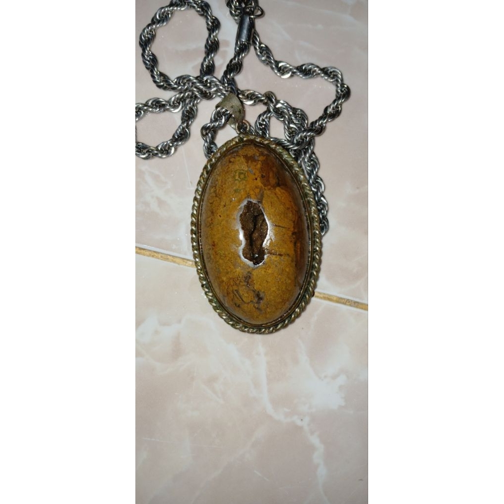 liontin batu combong terompah