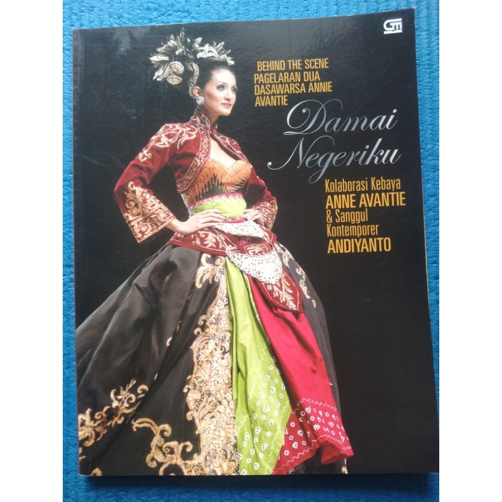 Buku Fashin Desain BEHIND THE SCENE PAGELARAN DUA DASAWARSA ANNIE AVANTIE DAMAI NEGERIKU (KALABORASI
