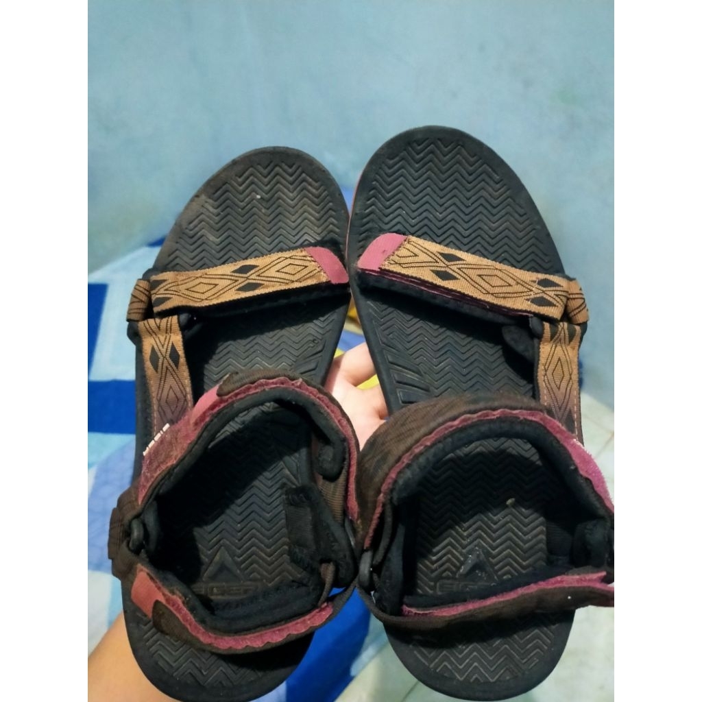 PRELOVED SANDAL GUNUNG