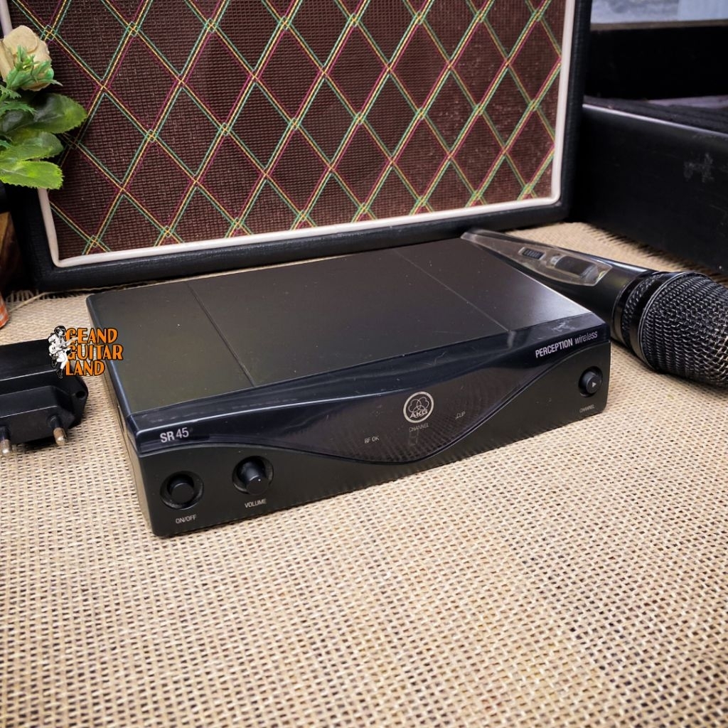 AKG SR45 Perception Wireless Microphone Vocal Set