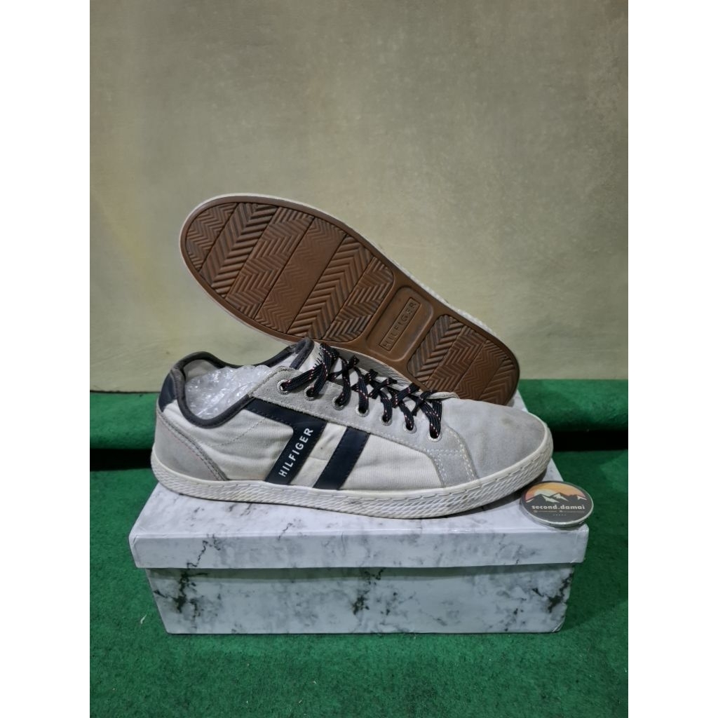 sepatu hilfiger size 43