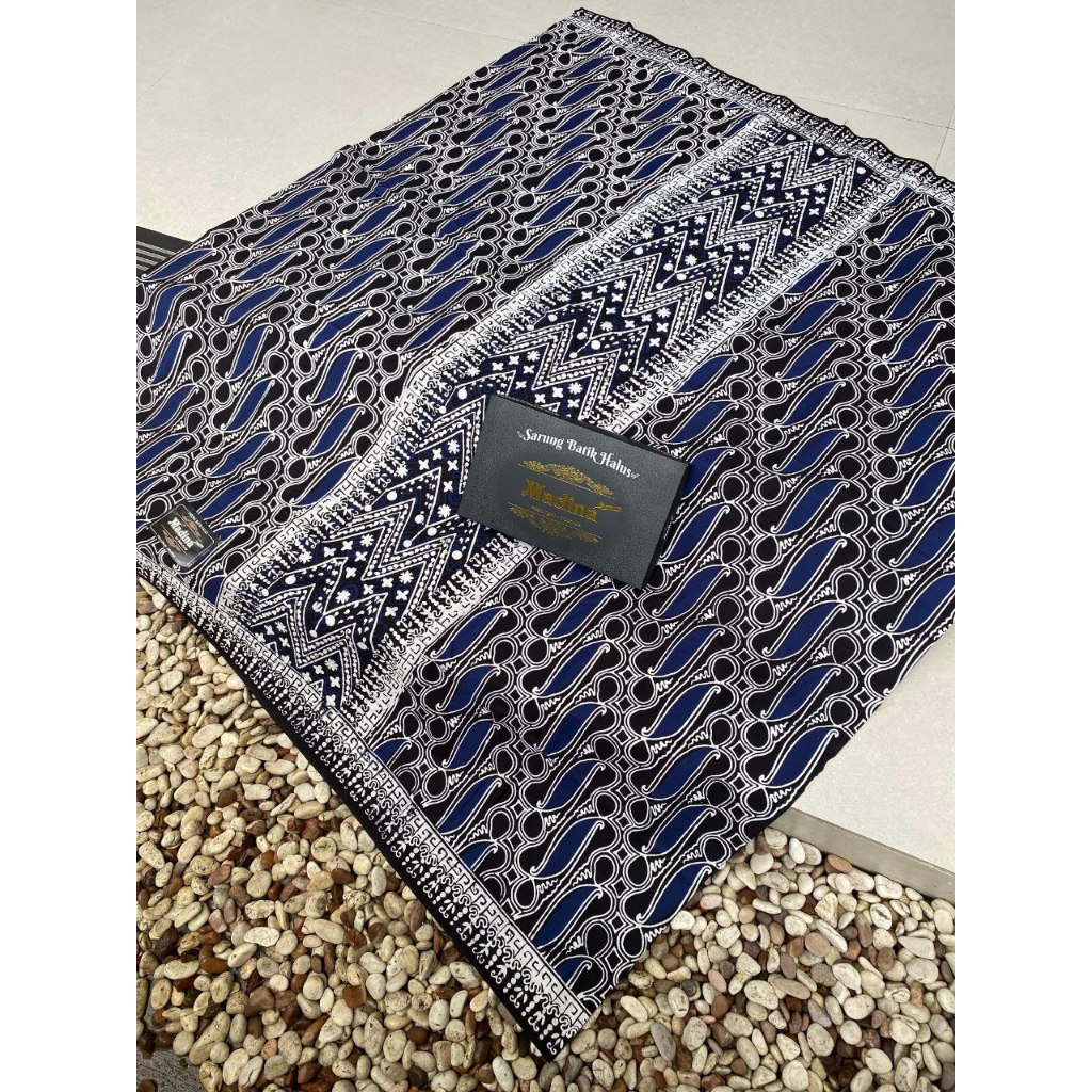 Sarung Batik Halus Madrid Motif Geometris Biru Hitam Putih Kain Tradisional
