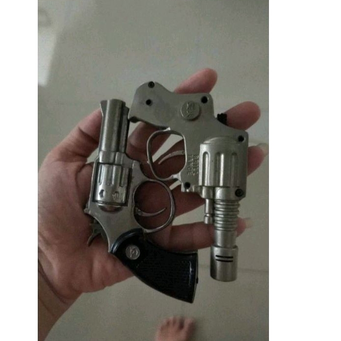 mainan logam bentuk pistol koboy bekas korek rusak