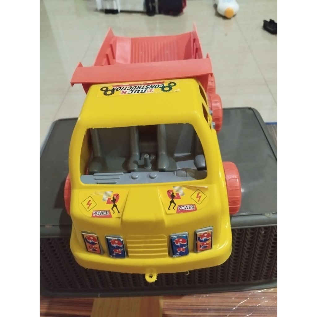 mainan mobil anak bekas pakai.