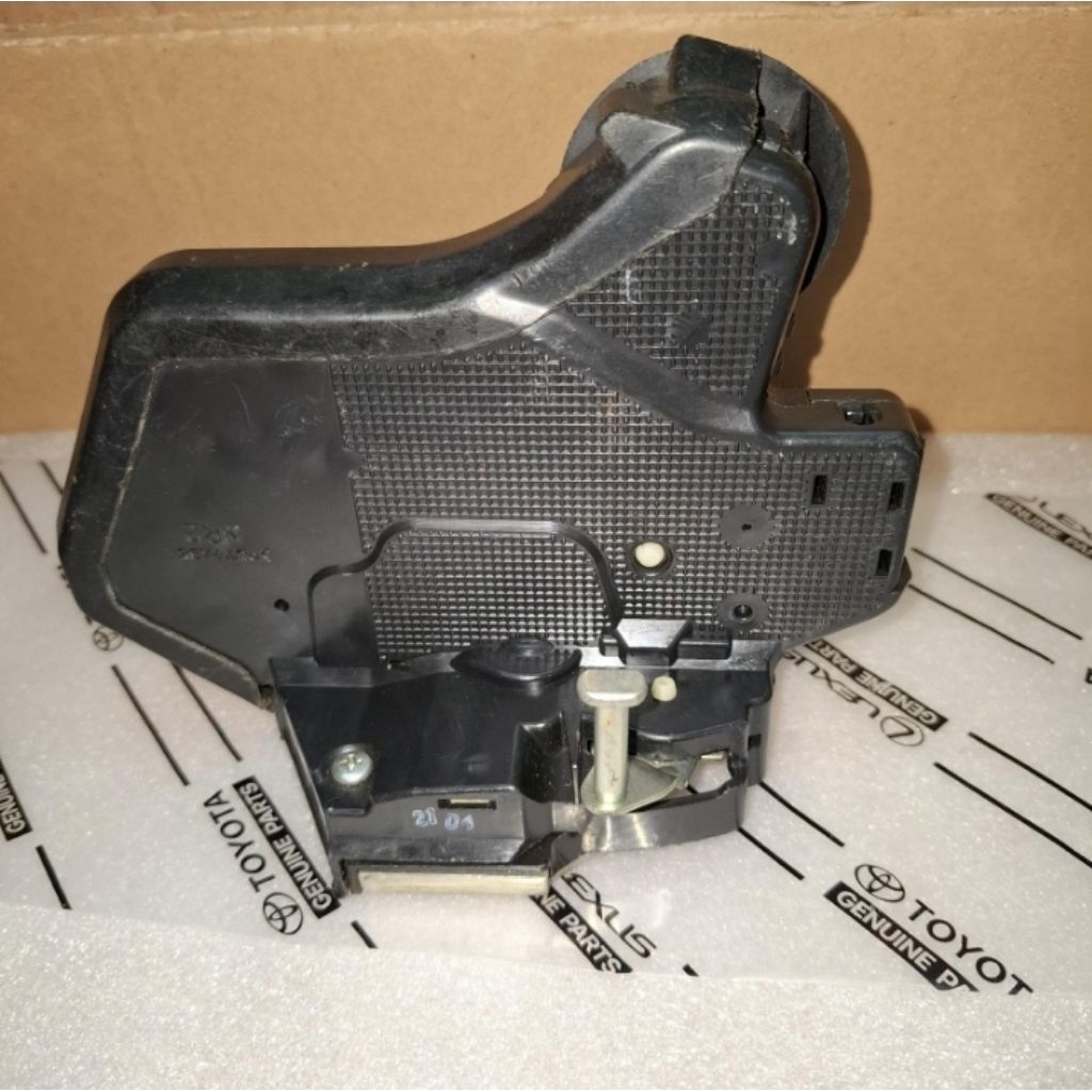 Doorlock pintu tengah kanan TOYOTAINNOVA LAMA, 
FORTUNER,HILUX, ALPHARD. ORIGINAL.