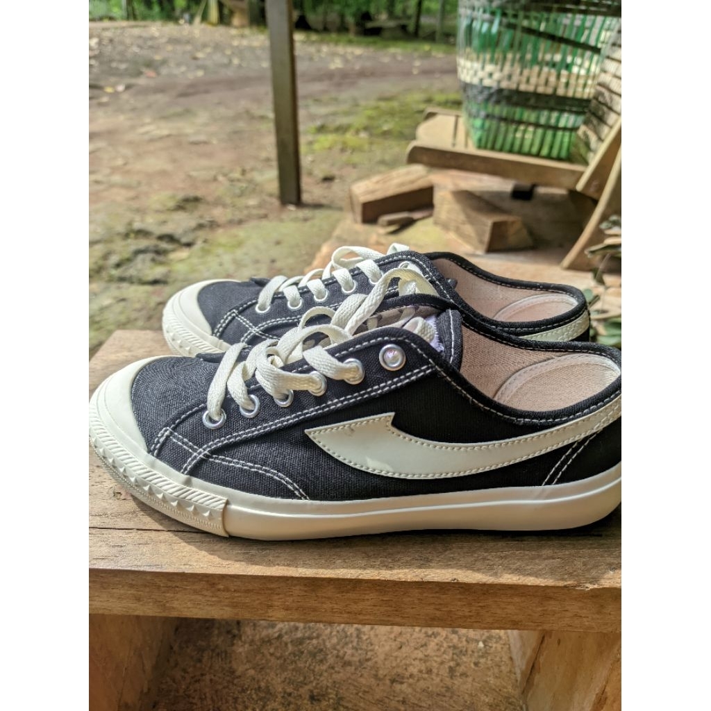 COMPASS GAZELLE BLACK WHITE size 37 USED LIKE NEW