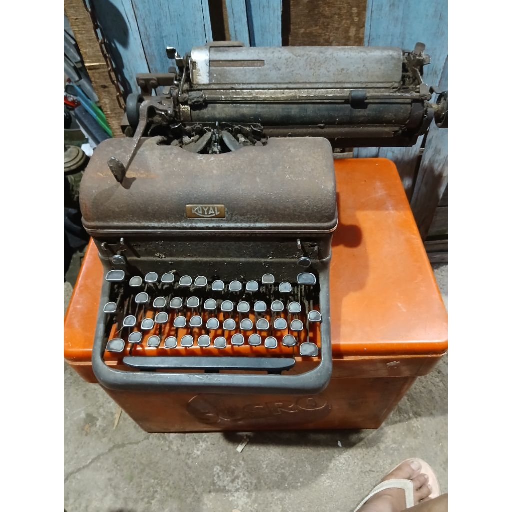 Mesin ketik manual merk royal 725rb jadul antik vintage lawas kuno  display dianggap mati