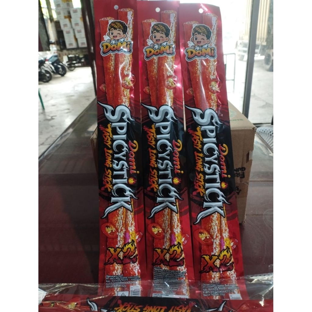 Domi spicy stick long 18gr makanan ringan latio halal