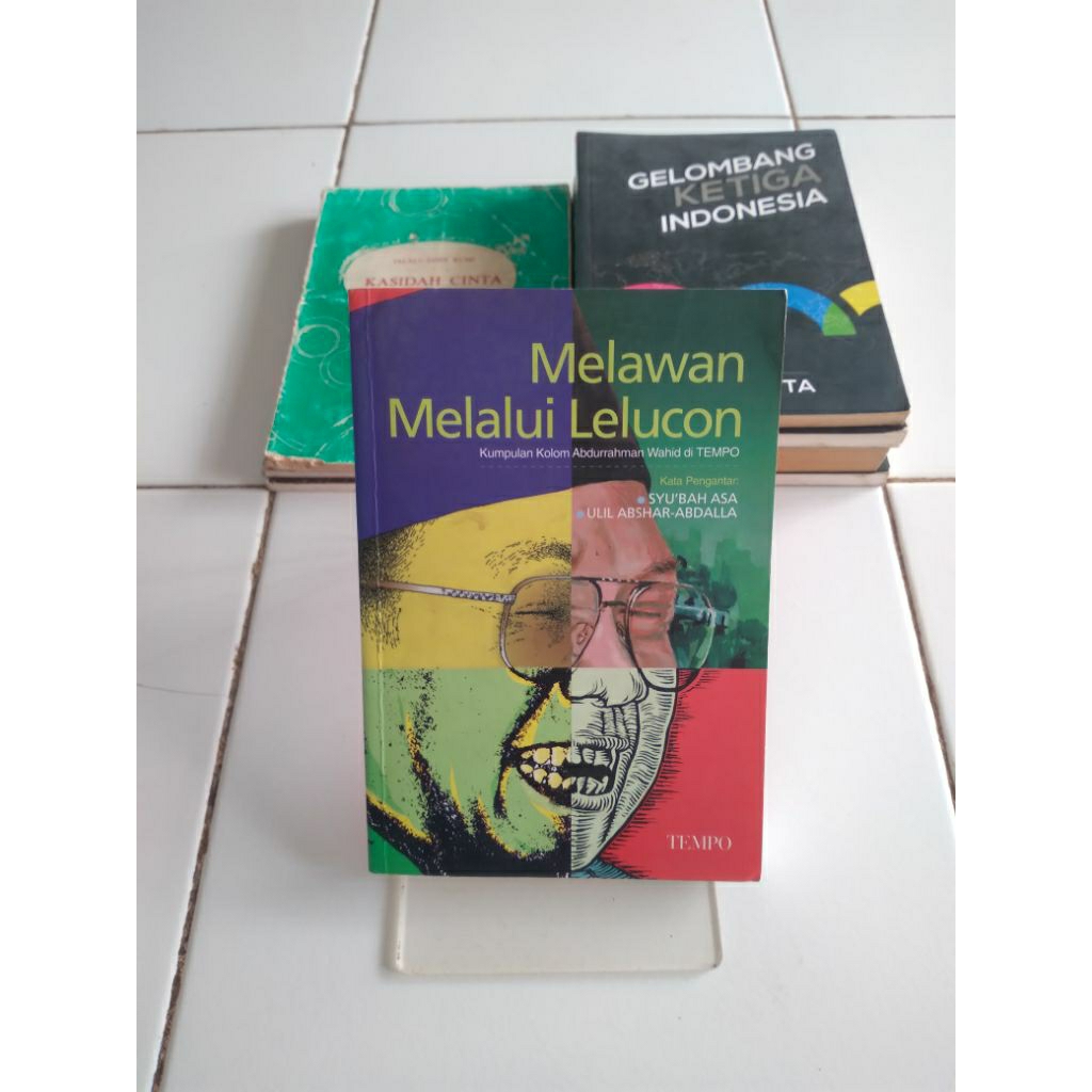 melawan melalui lelucon
