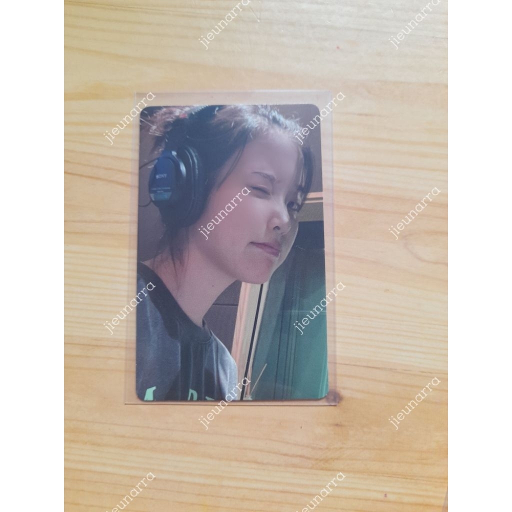 IU Official Photocard - PC Strawberry Moon Headphone
