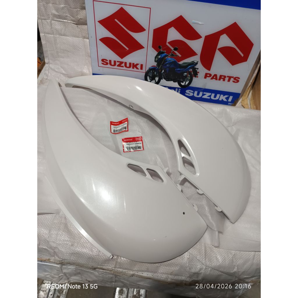 83600-KYT-940 cover body belakang kiri kanan honda scoopy karbu putih.hitam.merah original AHM