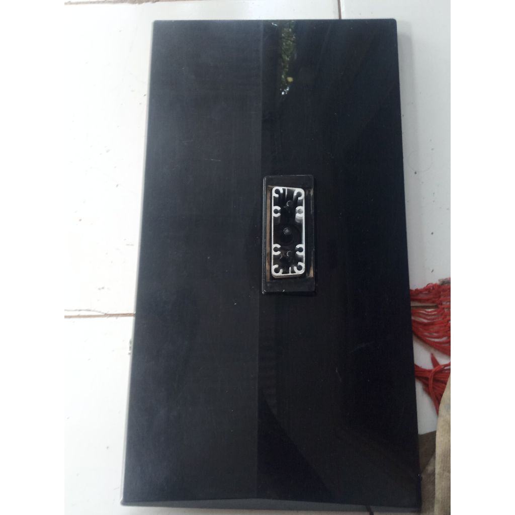 kaki tv sharp LC32SA4102l bekas
